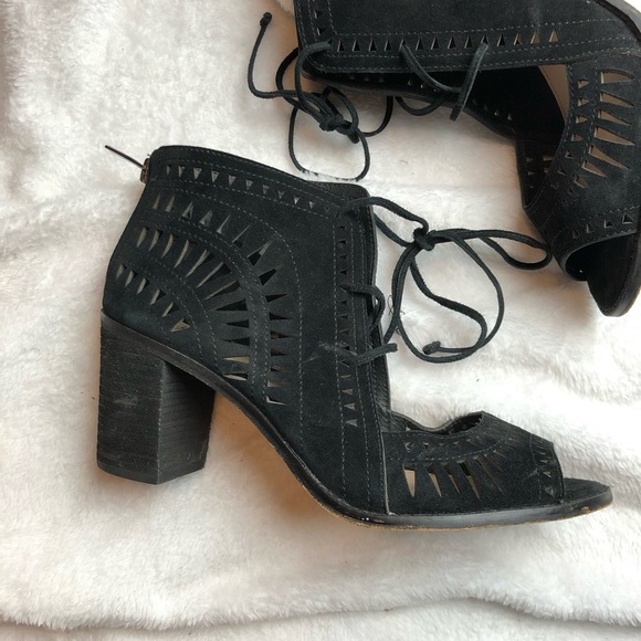 VINCE CAMUTO Tarita Cutout Perforated Lace Up Heeled Sandals Black Peep Toe 9.5 - Picture 4 of 8
